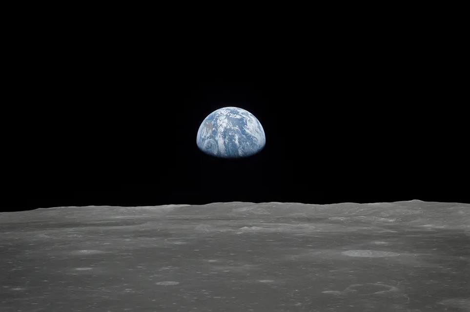 Земля встает над лунным горизонтом. Фото сделано с космического корабля «Аполлон-11». Фото: NASA